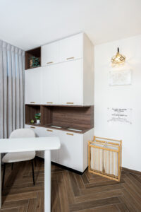 דלפק הקבלה הוא באוירה אינטימית כמו שידת כניסה ולא כמו שולחן רישום רשמי.