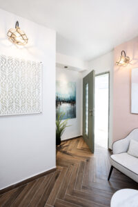 מבט על דלת הכניסה ותמונת המשרביה המשמת כחלון ויצירה לפינת איפור