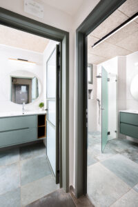 מבט על 2 חדרי הרחצה