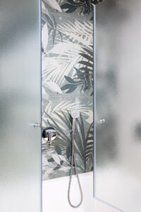 קיר כוח בגב האמבטיה