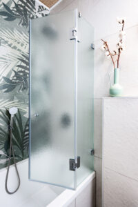 הטבע נכנס בכל מבט. גם בבחירת האריחם, גם בצבעים וגם בחומרים